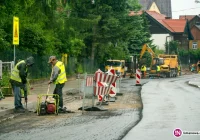 Pod nowym, dziurawym asfaltem opadły rury - zdjęcie główne