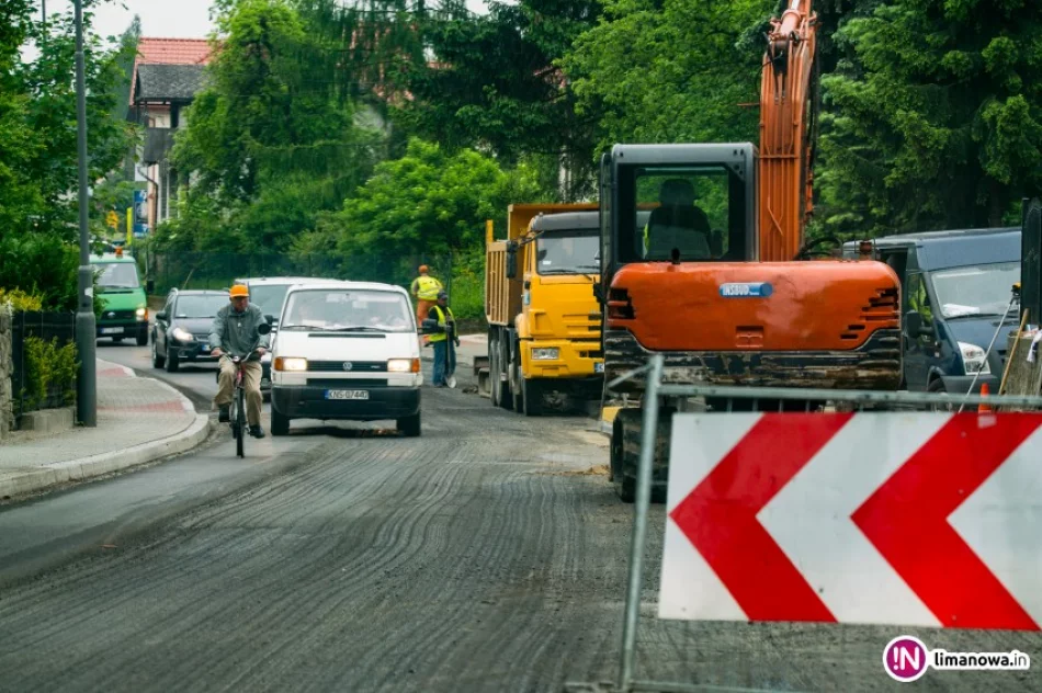 Pod nowym, dziurawym asfaltem opadły rury - zdjęcie 2