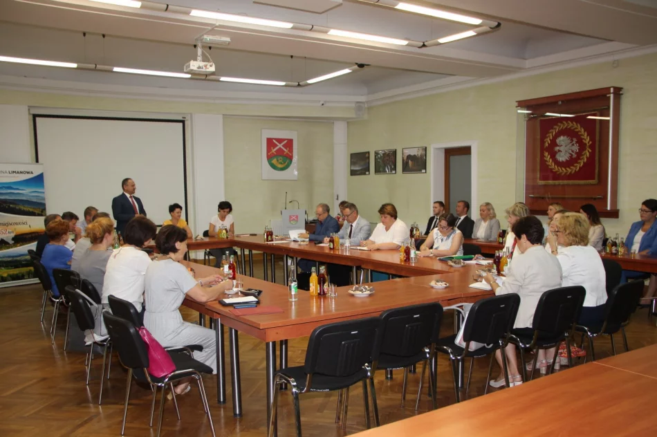 Wręczenie awansów nauczycielom gminnych szkół - zdjęcie 2