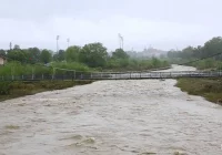 Ciągle pada. A teraz wzrasta poziom wody w rzekach! - zdjęcie główne