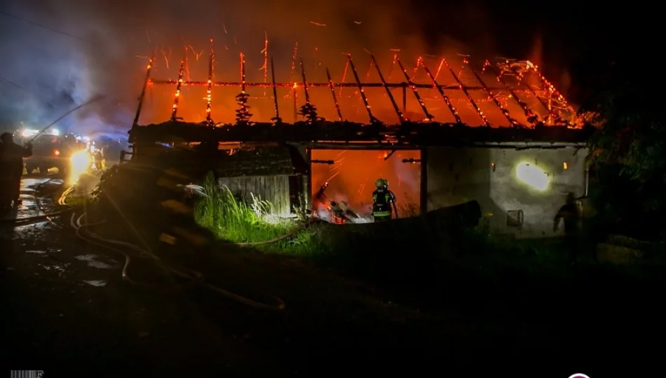 Nocny pożar stodoły - 60 tys. zł strat (wideo) - zdjęcie 1