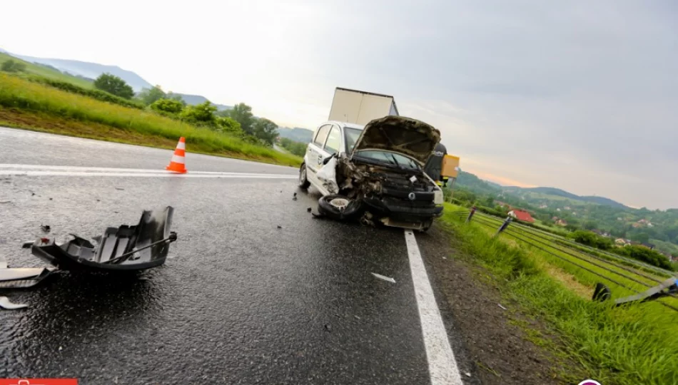 Fiat zderzył się z ciężarówką. 18-latek trafił do szpitala - zdjęcie 1