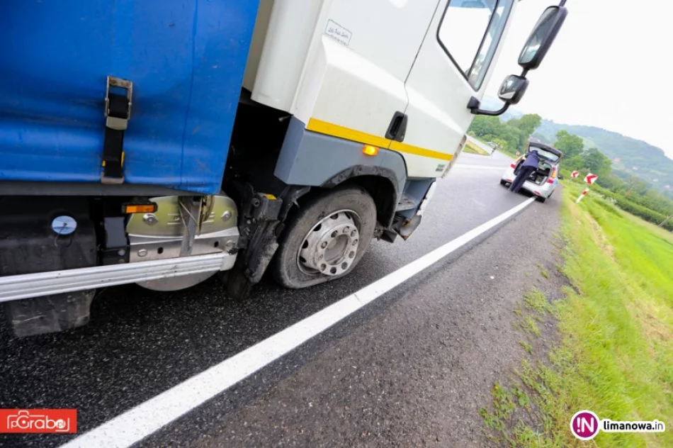 Fiat zderzył się z ciężarówką. 18-latek trafił do szpitala - zdjęcie 2