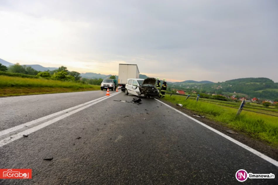 Fiat zderzył się z ciężarówką. 18-latek trafił do szpitala - zdjęcie 3