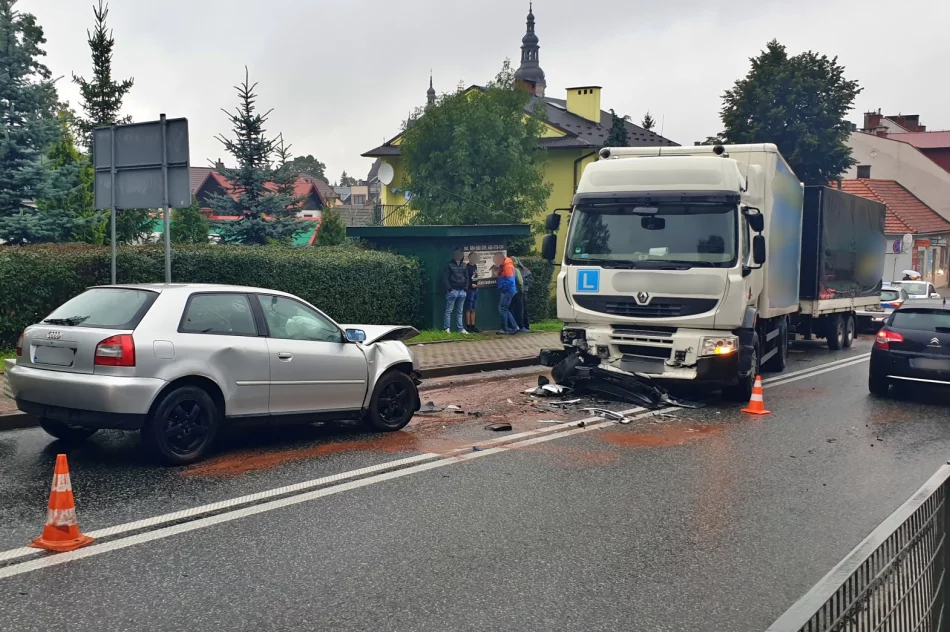 Czołowe zderzenie Audi z ciężarówką na "krajówce". Ranna 20-latka - zdjęcie 2