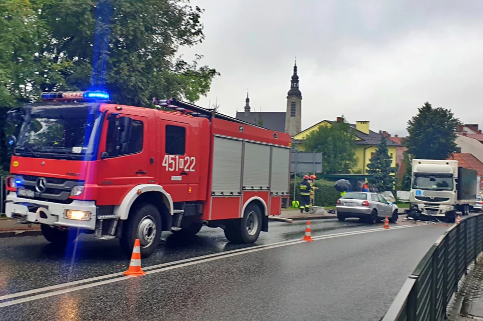 Czołowe zderzenie Audi z ciężarówką na "krajówce". Ranna 20-latka - zdjęcie 6