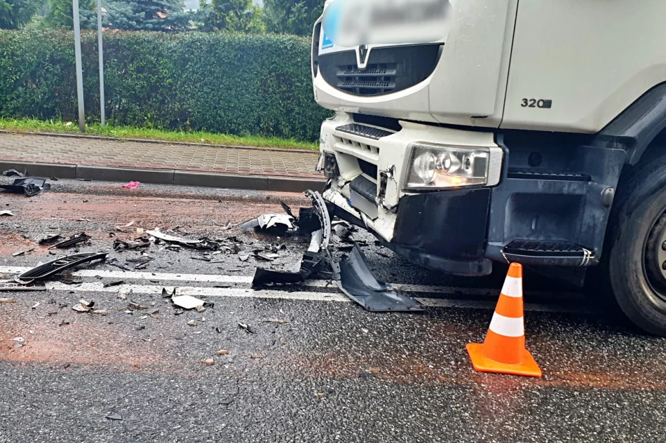 Czołowe zderzenie Audi z ciężarówką na "krajówce". Ranna 20-latka - zdjęcie 7