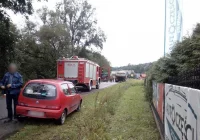 Nieprzejezdna droga powiatowa po zderzeniu samochodu osobowego z ciężarówką - zdjęcie główne