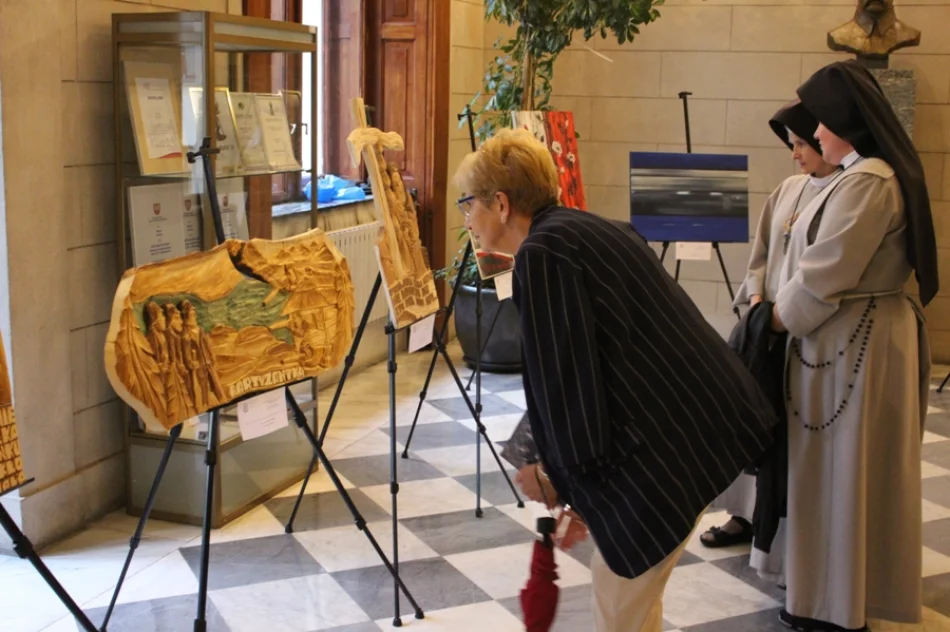 Obrazy księdza i młodej artystki z Glisnego na wystawie w Krakowie - zdjęcie 5