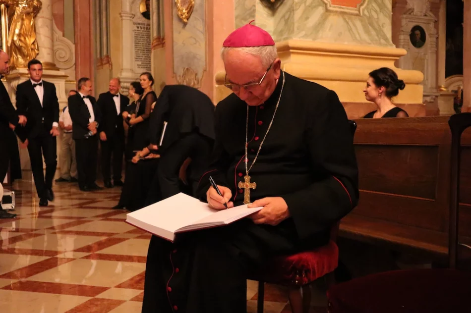 Abp Stanisław Budzik honorowym członkiem limanowskiego chóru - zdjęcie 3