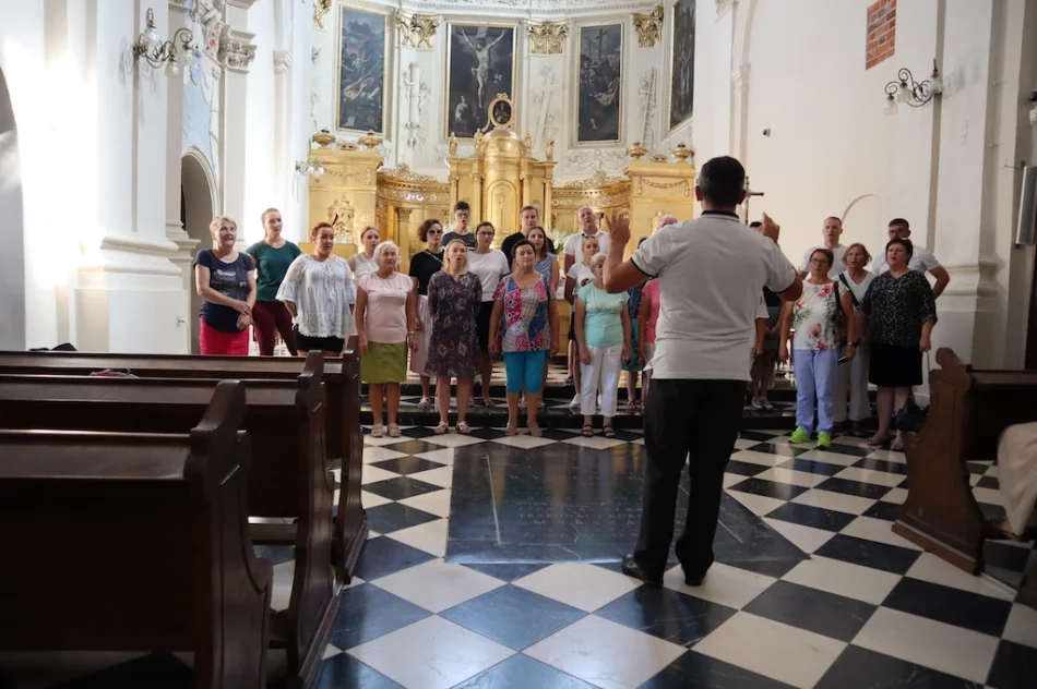 Abp Stanisław Budzik honorowym członkiem limanowskiego chóru - zdjęcie 5