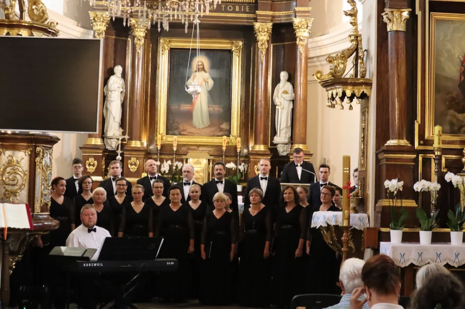 Abp Stanisław Budzik honorowym członkiem limanowskiego chóru - zdjęcie 6