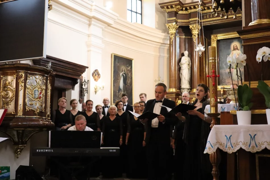 Abp Stanisław Budzik honorowym członkiem limanowskiego chóru - zdjęcie 7