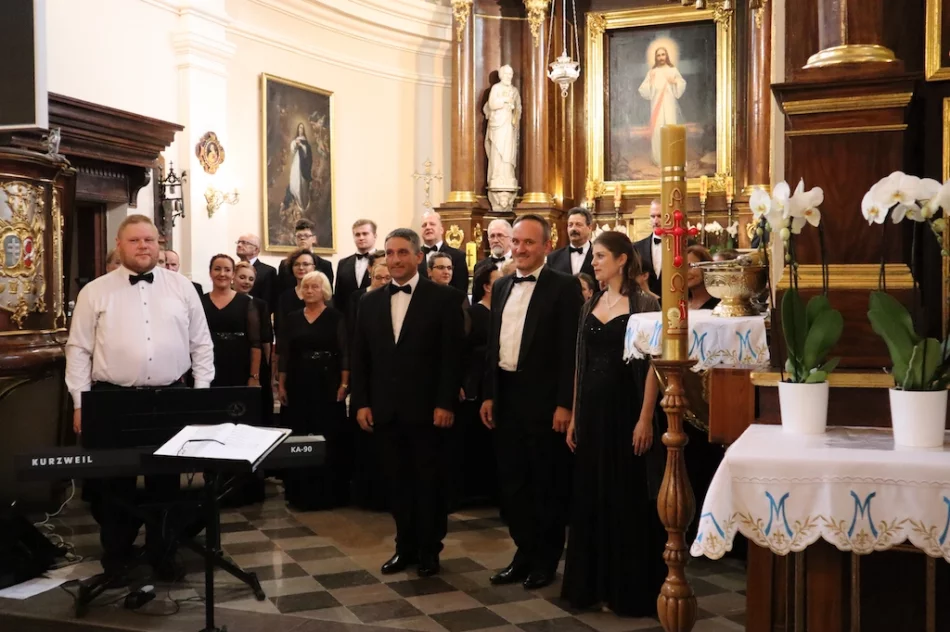 Abp Stanisław Budzik honorowym członkiem limanowskiego chóru - zdjęcie 8