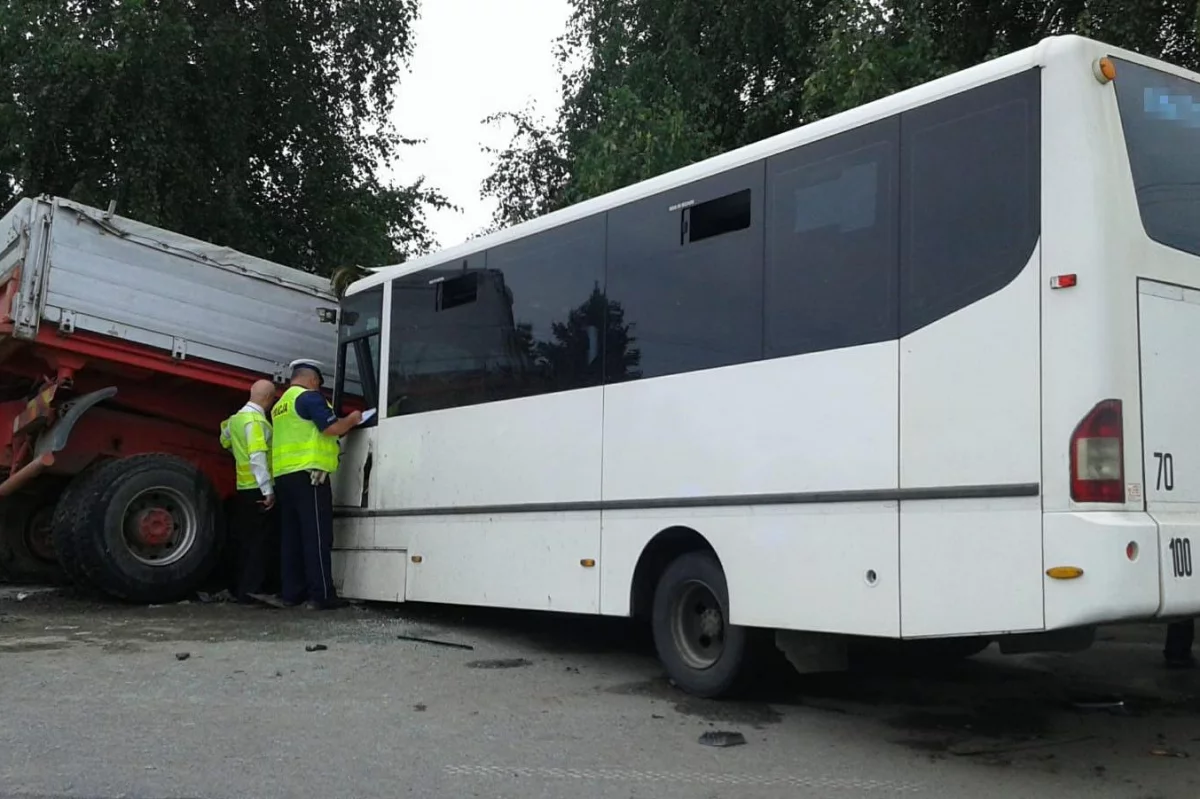 Autobus uczestniczący w tragicznym wypadku należy do limanowskiej firmy. Kierowca to mieszkaniec powiatu, przebywa w szpitalu