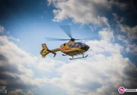 Jechał bez kasku i uderzył w ogrodzenie. W ciężkim stanie zabrał go śmigłowiec LPR - zdjęcie główne