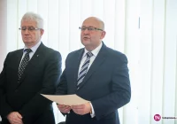 Konsultacje z dyrektorem, który jest znajomym ze stowarzyszenia. Wojewoda i przewodniczący milczą - zdjęcie główne