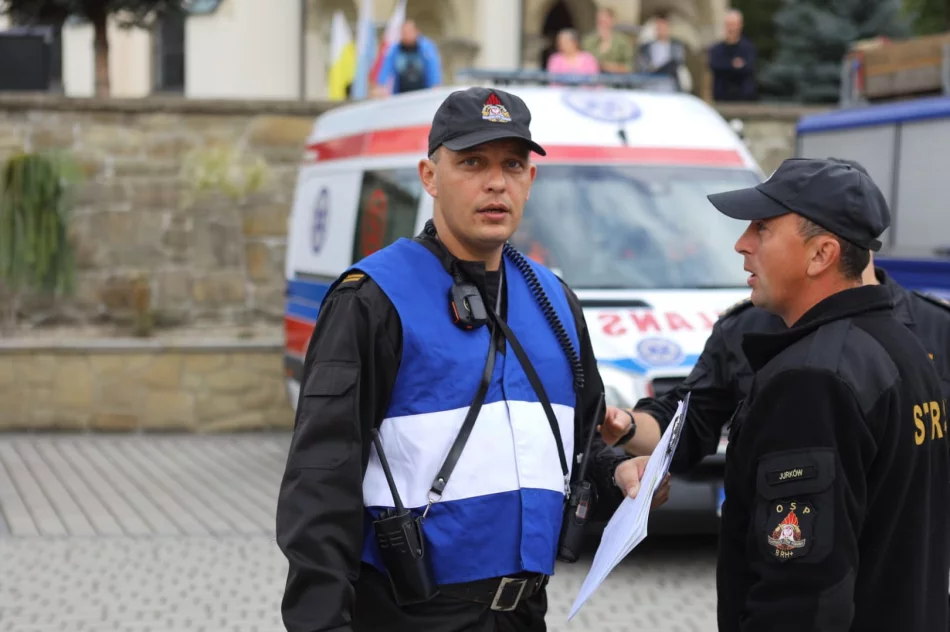 Wypadek przy pracach ziemnych, zderzenie autobusu z 4 samochodami, poszukiwania paralotniarza - ćwiczenia służb na dużą skalę - zdjęcie 2