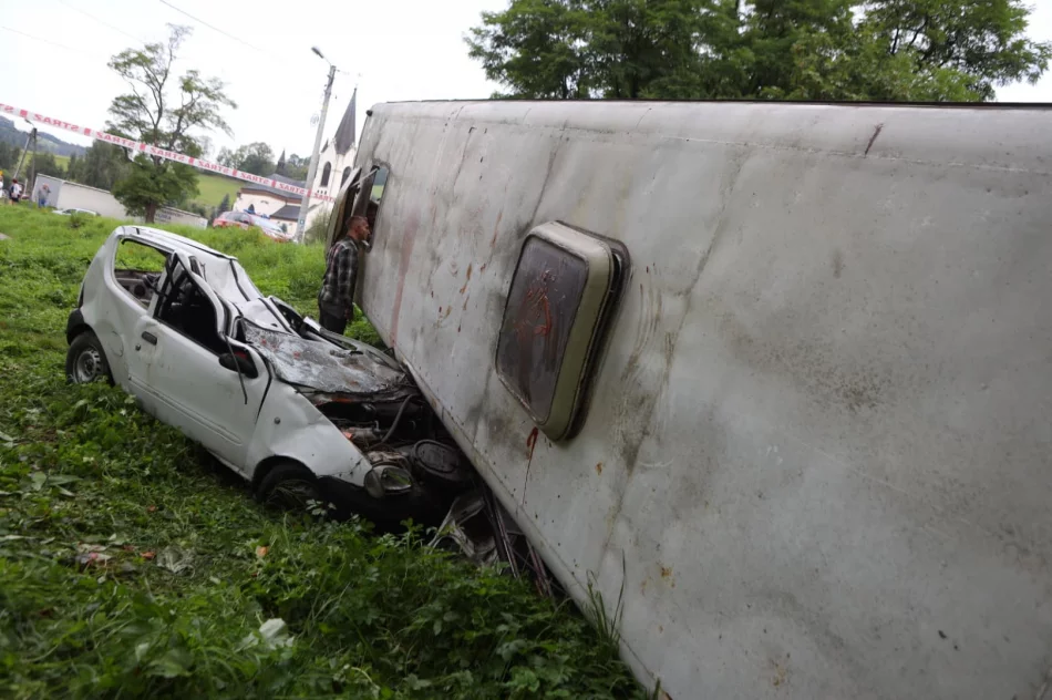 Wypadek przy pracach ziemnych, zderzenie autobusu z 4 samochodami, poszukiwania paralotniarza - ćwiczenia służb na dużą skalę - zdjęcie 3