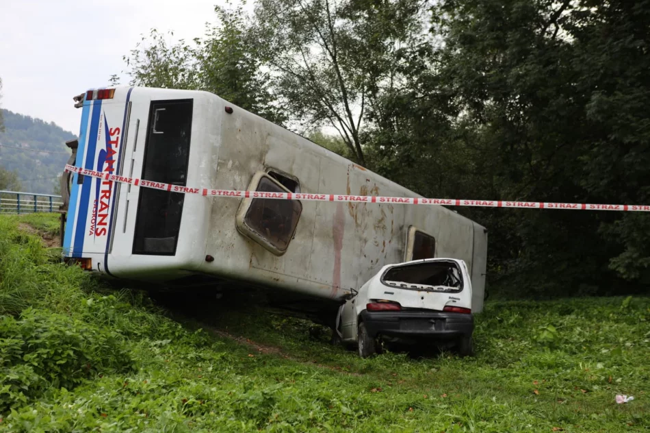 Wypadek przy pracach ziemnych, zderzenie autobusu z 4 samochodami, poszukiwania paralotniarza - ćwiczenia służb na dużą skalę - zdjęcie 6
