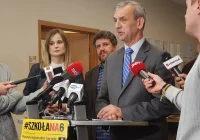 Hałas, niebezpieczny ścisk na korytarzach, zajęcia do godz. 18:00 - sytuacja w szkołach na Limanowszczyźnie - zdjęcie główne