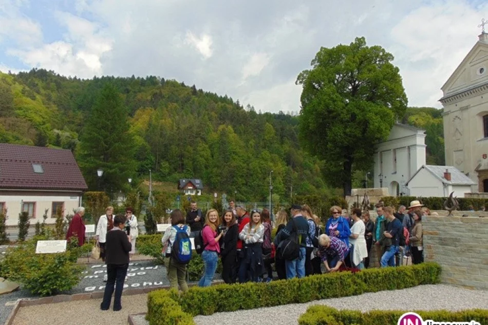 Młodzież zwiedzała biblijny ogród - zdjęcie 3