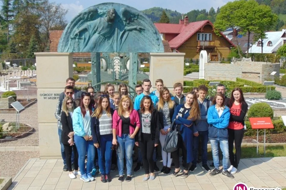 Młodzież zwiedzała biblijny ogród - zdjęcie 4