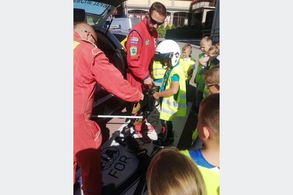 Dzieci tworzyły z policjantami patrole i uczestniczyły w kontroli kierujących - zdjęcie 4