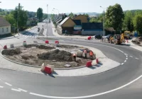 Nowe rondo turbinowe zostało oznakowane. Niektórym kierowcom prawidłowe jego pokonanie sprawia trudności - zdjęcie główne