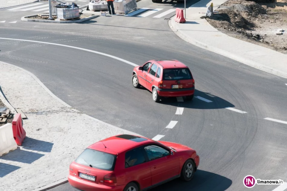 Nowe rondo turbinowe zostało oznakowane. Niektórym kierowcom prawidłowe jego pokonanie sprawia trudności - zdjęcie 3