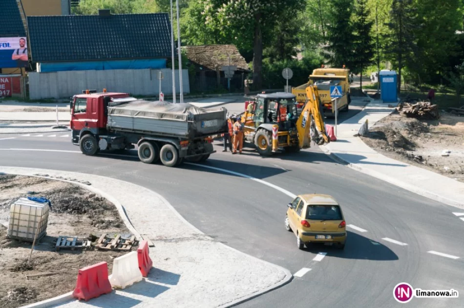 Nowe rondo turbinowe zostało oznakowane. Niektórym kierowcom prawidłowe jego pokonanie sprawia trudności - zdjęcie 4