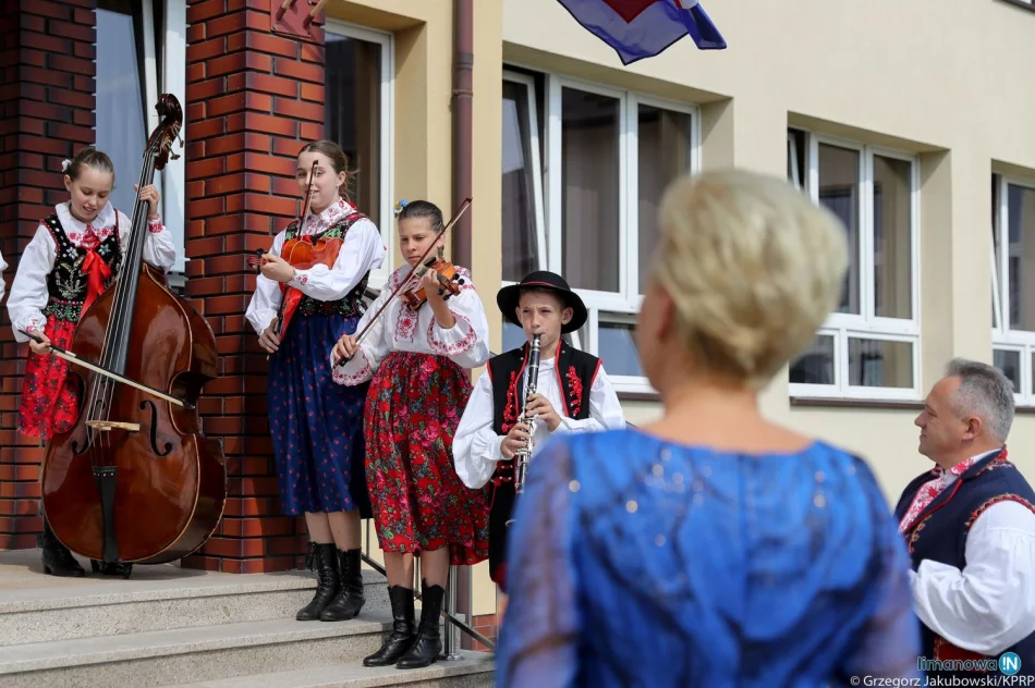 Para prezydencka odwiedziła szkołę i sanktuarium na Limanowszczyźnie - zdjęcie 3