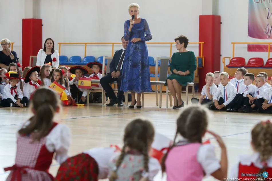 Para prezydencka odwiedziła szkołę i sanktuarium na Limanowszczyźnie - zdjęcie 4