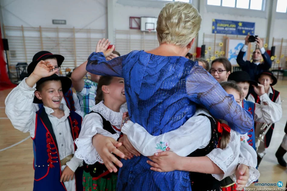 Para prezydencka odwiedziła szkołę i sanktuarium na Limanowszczyźnie - zdjęcie 5