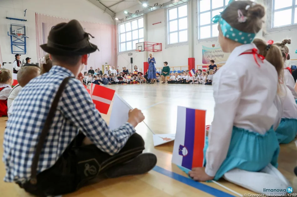 Para prezydencka odwiedziła szkołę i sanktuarium na Limanowszczyźnie - zdjęcie 7