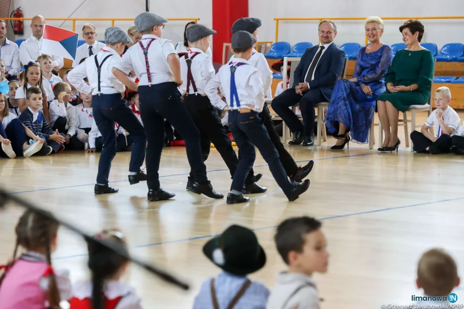 Para prezydencka odwiedziła szkołę i sanktuarium na Limanowszczyźnie - zdjęcie 8