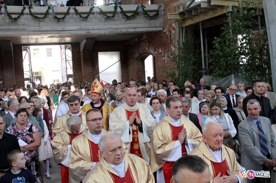 Biskup Jeż wmurował kamień węgielny pod kościół św. Jana Pawła II - zdjęcie 2