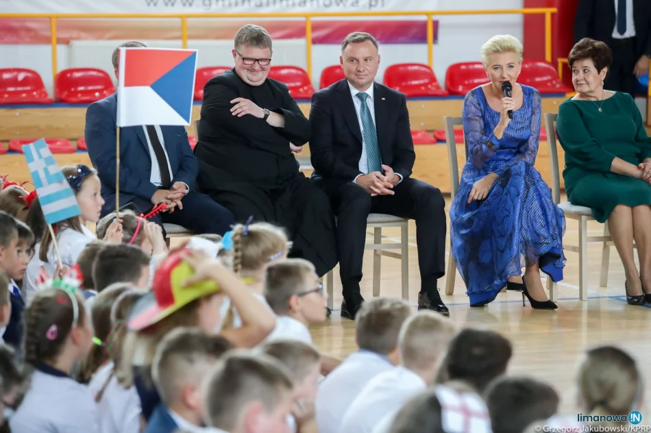 Para prezydencka odwiedziła szkołę i sanktuarium na Limanowszczyźnie - zdjęcie 16