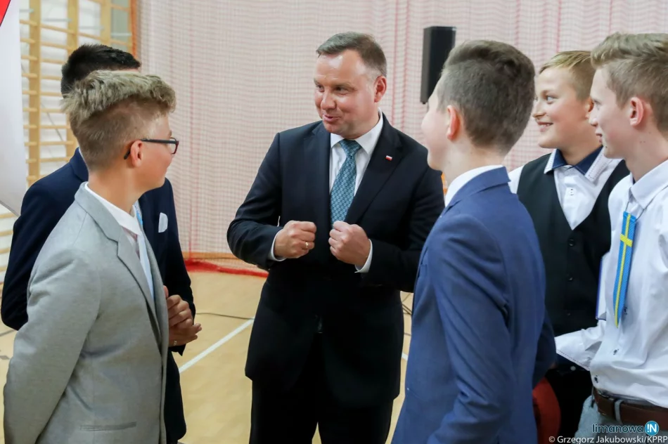 Para prezydencka odwiedziła szkołę i sanktuarium na Limanowszczyźnie - zdjęcie 17