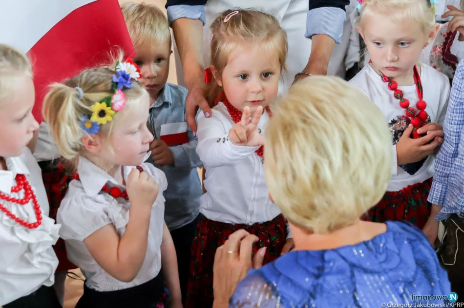 Para prezydencka odwiedziła szkołę i sanktuarium na Limanowszczyźnie - zdjęcie 18
