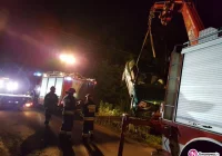 Wydobywali samochód z koryta rzeki - zdjęcie główne