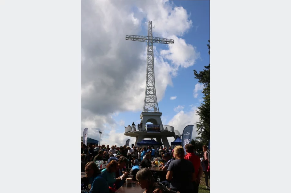 Spotkaniem pod Krzyżem Milenijnym zakończono tegoroczny cykl wędrówek - zdjęcie 3