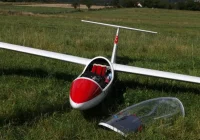 Szybowiec wylądował na łące - zdjęcie główne