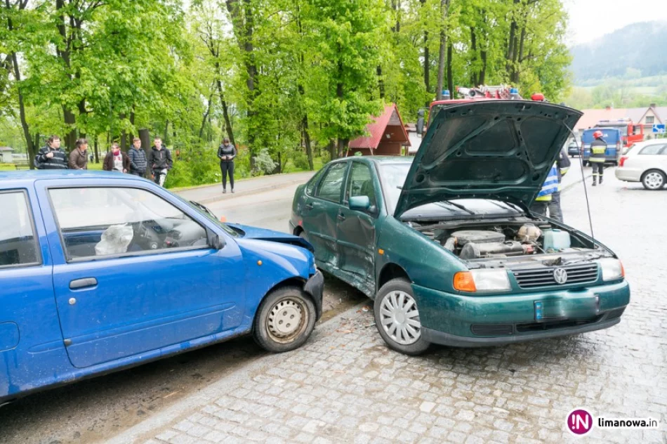 Zderzenie aut - dwie osoby trafiły do szpitala - zdjęcie 2