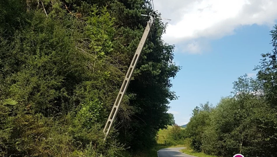 Betonowe słupy niebezpiecznie pochylają się nad drogą - zdjęcie 1