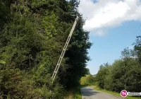 Betonowe słupy niebezpiecznie pochylają się nad drogą - zdjęcie główne