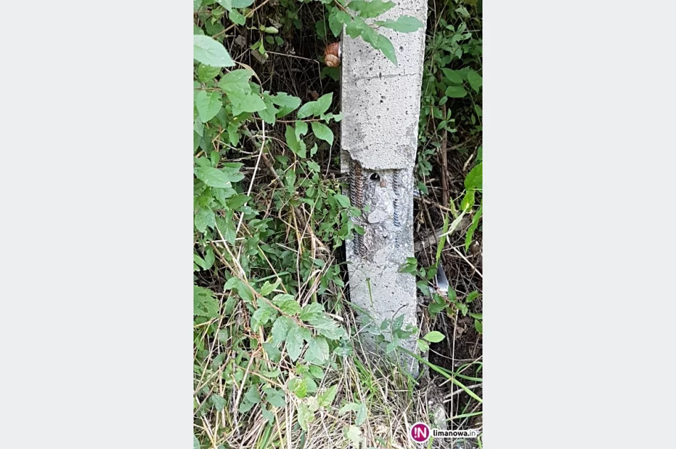 Betonowe słupy niebezpiecznie pochylają się nad drogą - zdjęcie 2