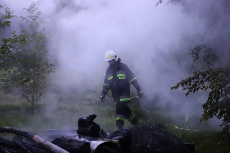9 strażackich zastępów gasiło pożar budynku gospodarczego - zdjęcie 3