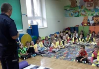 Bezpieczeństwo na drodze – akcja informacyjno-edukacyjna w Szkole Podstawowej w Mordarce  - zdjęcie główne