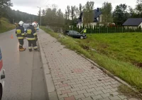 Samochód osobowy ściął słup. Za kierownicą 21-latek pod wpływem alkoholu - zdjęcie główne